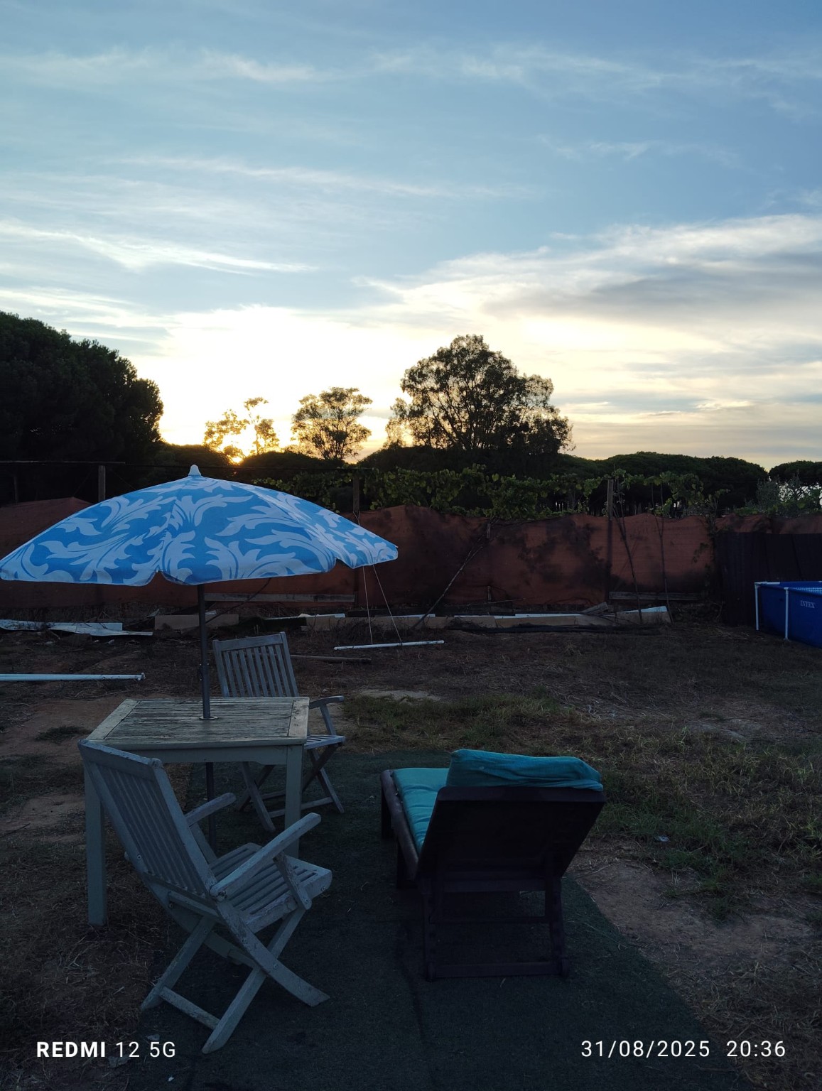 Terreno con atardecer